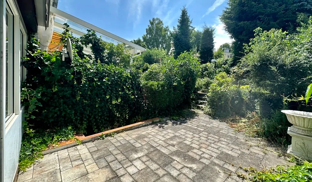 sonnige Südterrasse mit Markise