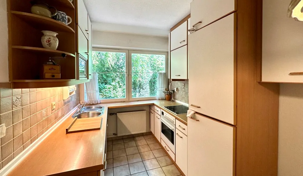 Küche mit Einbauküche