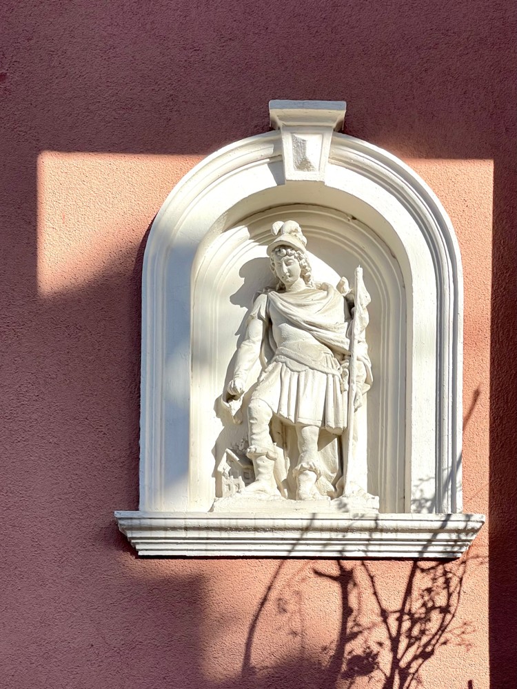 zahlreiche Stuckelemente an der Hausfassade: Heiliger Florian