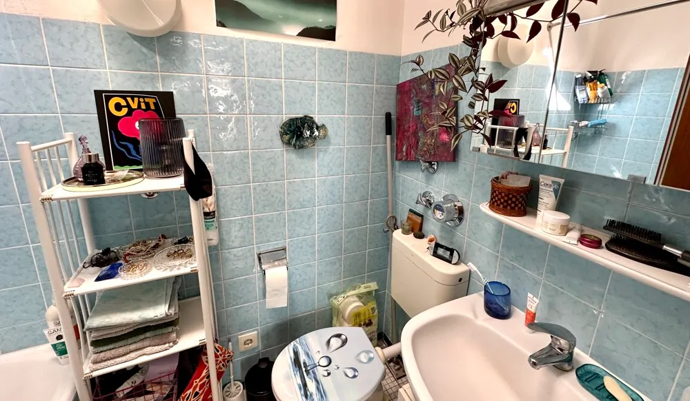 Badezimmer mit Badewanne und Tageslicht