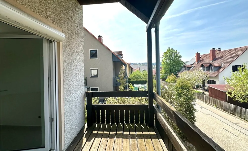 sonniger Balkon mit Aussicht