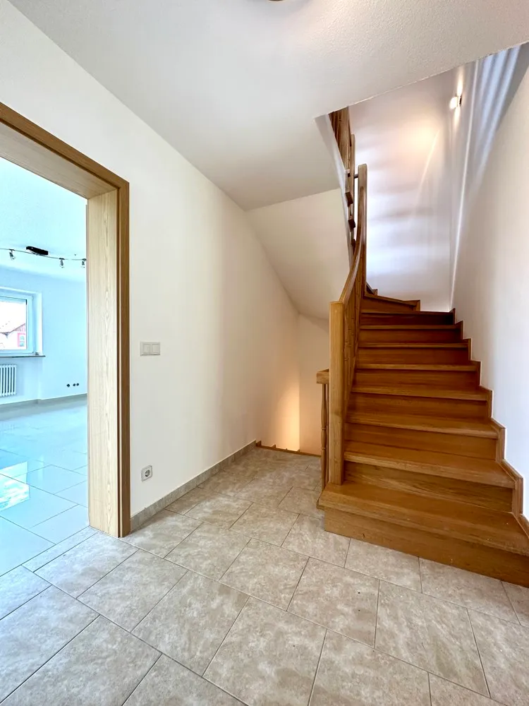 hochwertige Holztreppe EG