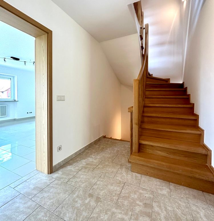 hochwertige Holztreppe EG