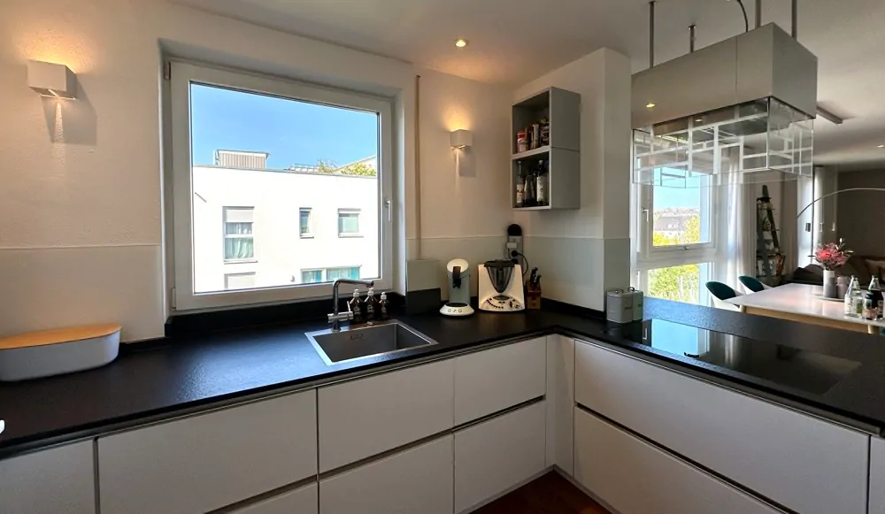 hochwertige Einbauküche mit Nero Assoluto Arbeitsplatte