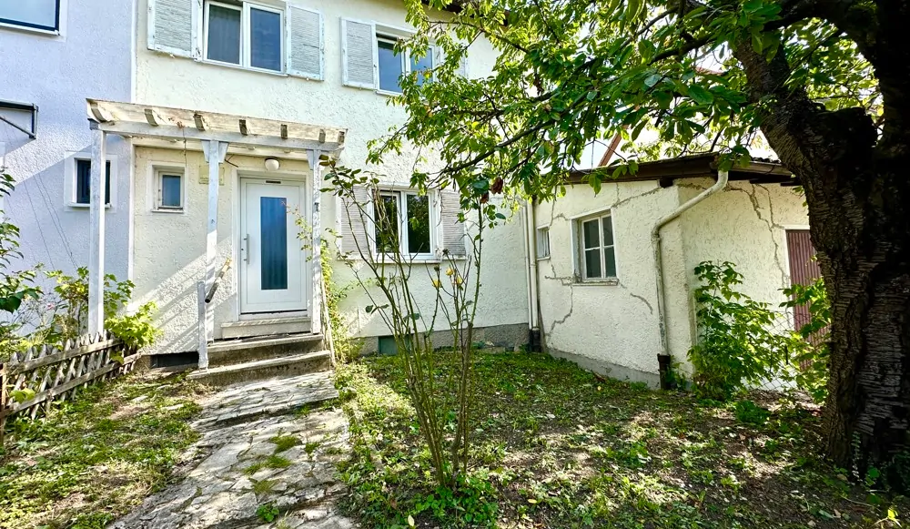 Hauseingang mit Vorgarten