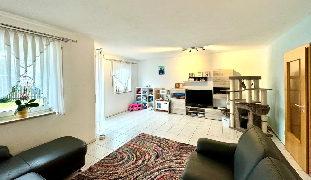 geräumiges Wohnzimmer