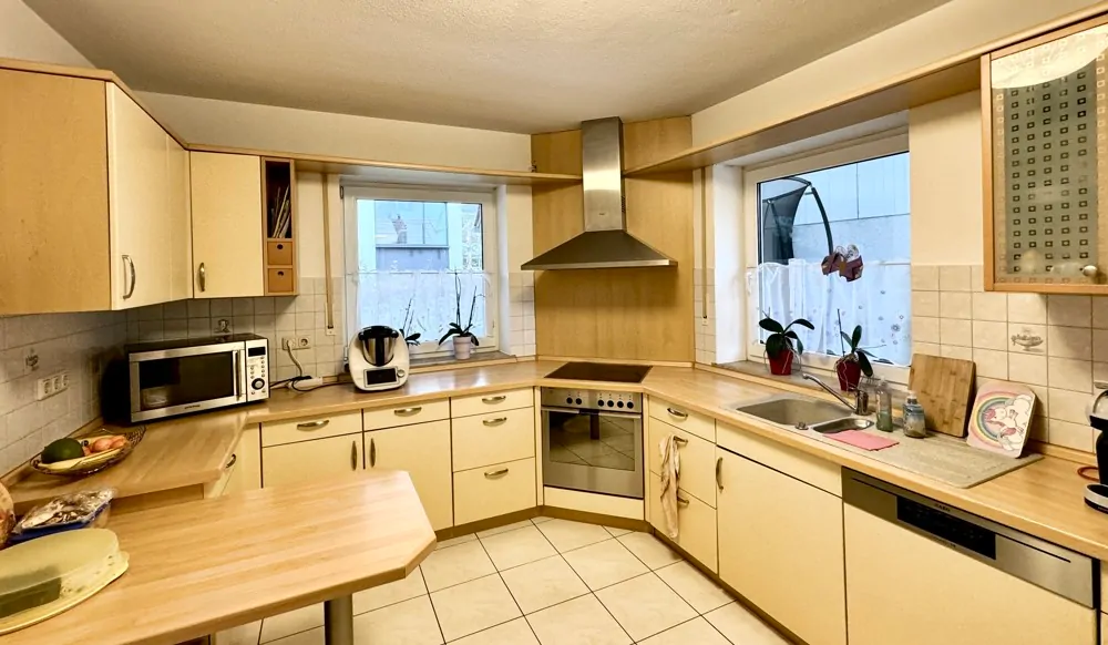 Küche mit Einbauküche