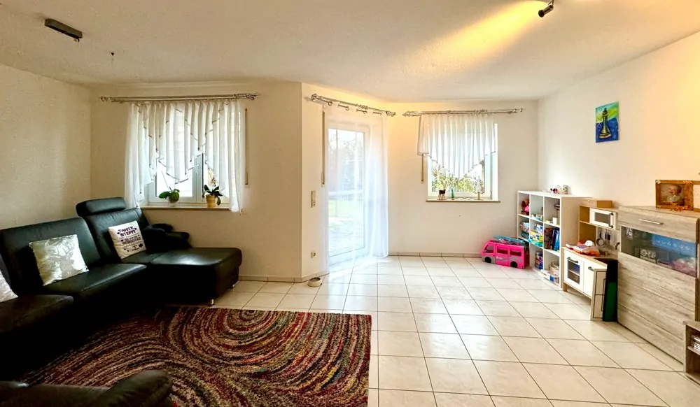 geräumiges Wohnzimmer