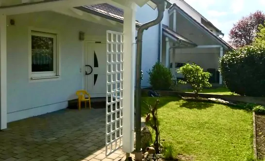 zweiter Gartenbereich beim Hauseingang