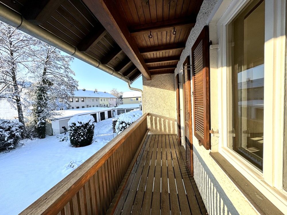 großer sonniger Balkon