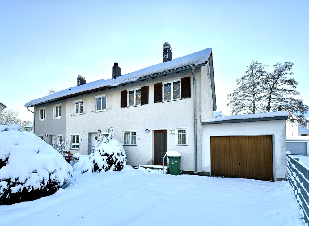 großer Vorgarten mit Stellplatz und  Garage