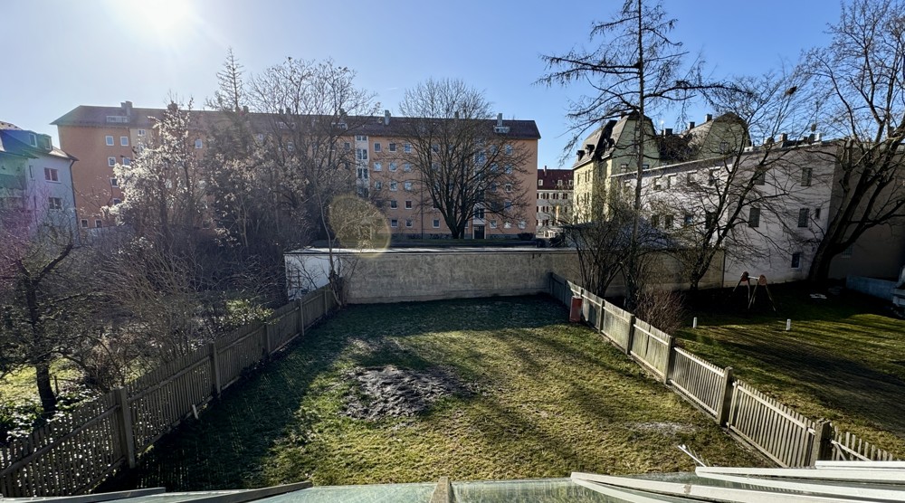 schöne Aussicht in den Garten