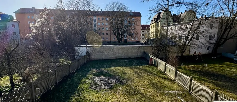 schöne Aussicht in den Garten
