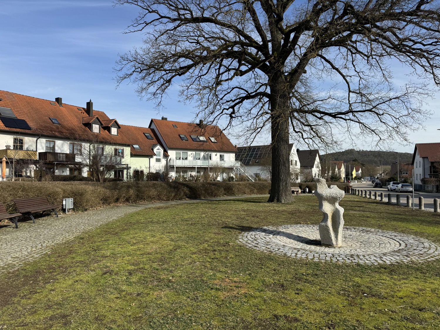 schöne Wohngegend mit Sitzmöglichkeiten