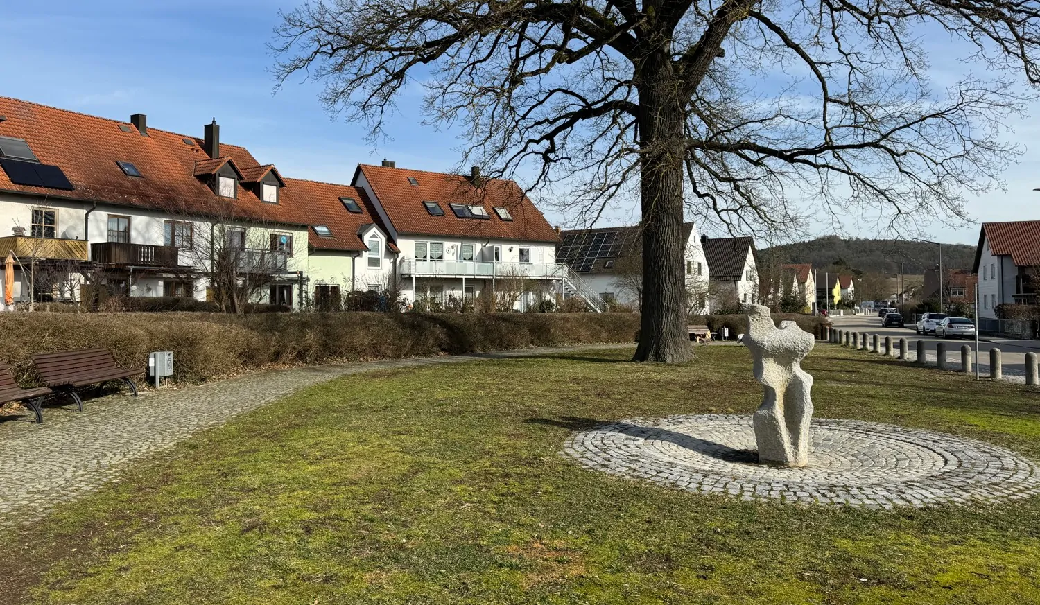 schöne Wohngegend mit Sitzmöglichkeiten