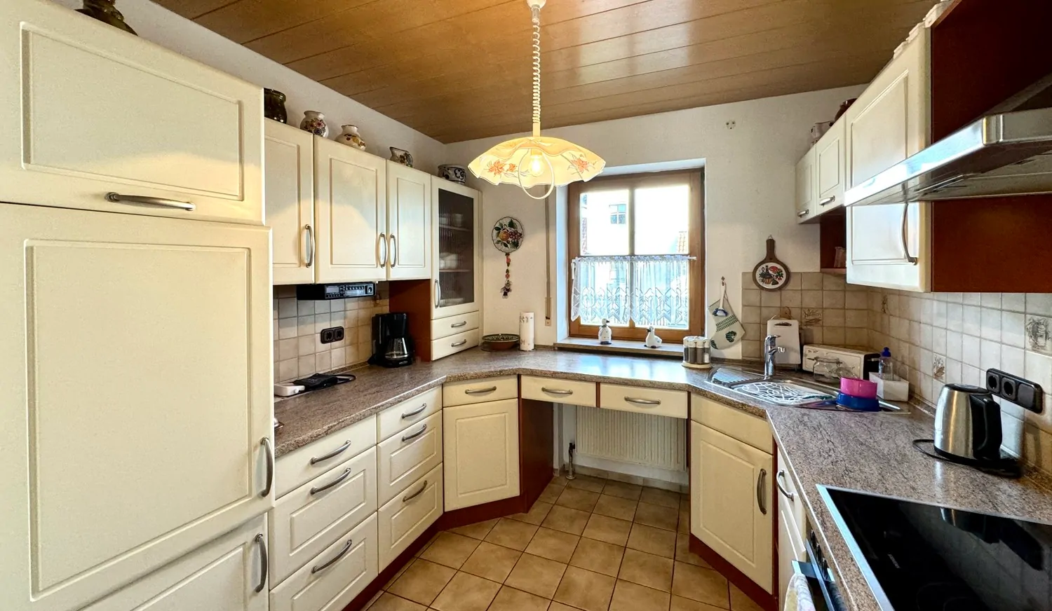 Küche mit Einbauküche