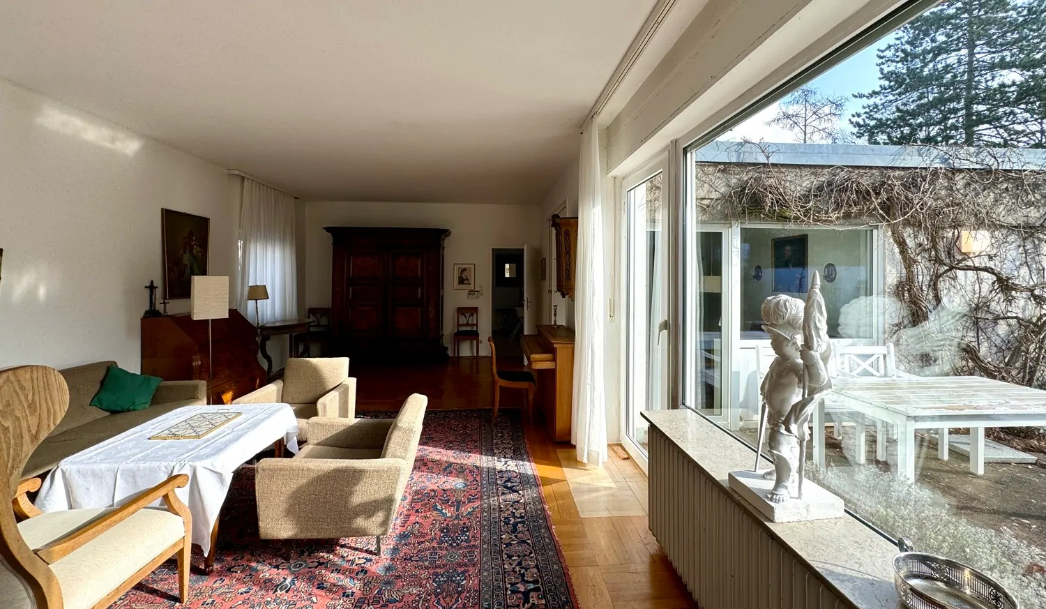 Wohnzimmer mit viel Tageslicht