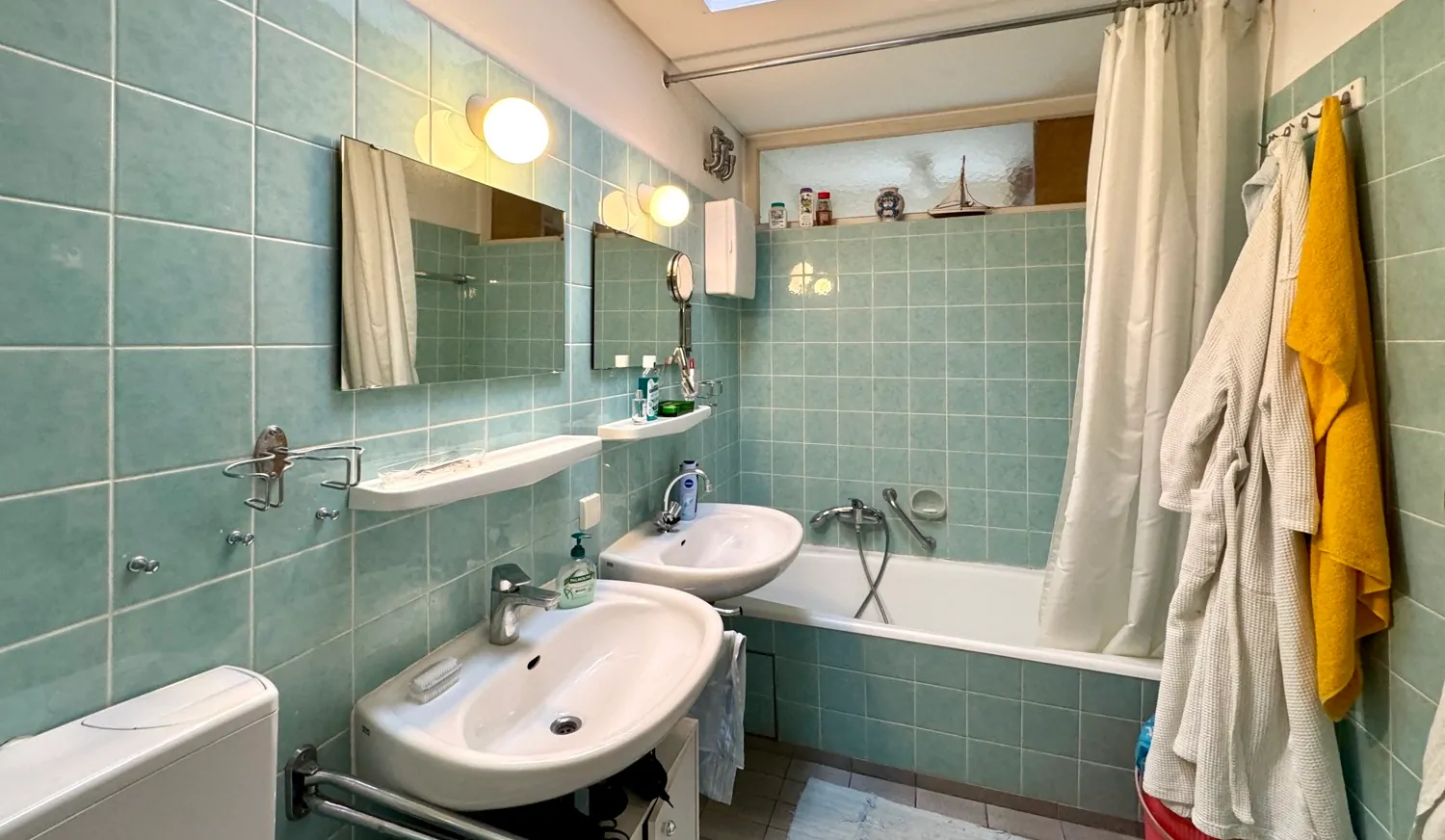 Badezimmer mit Badewanne