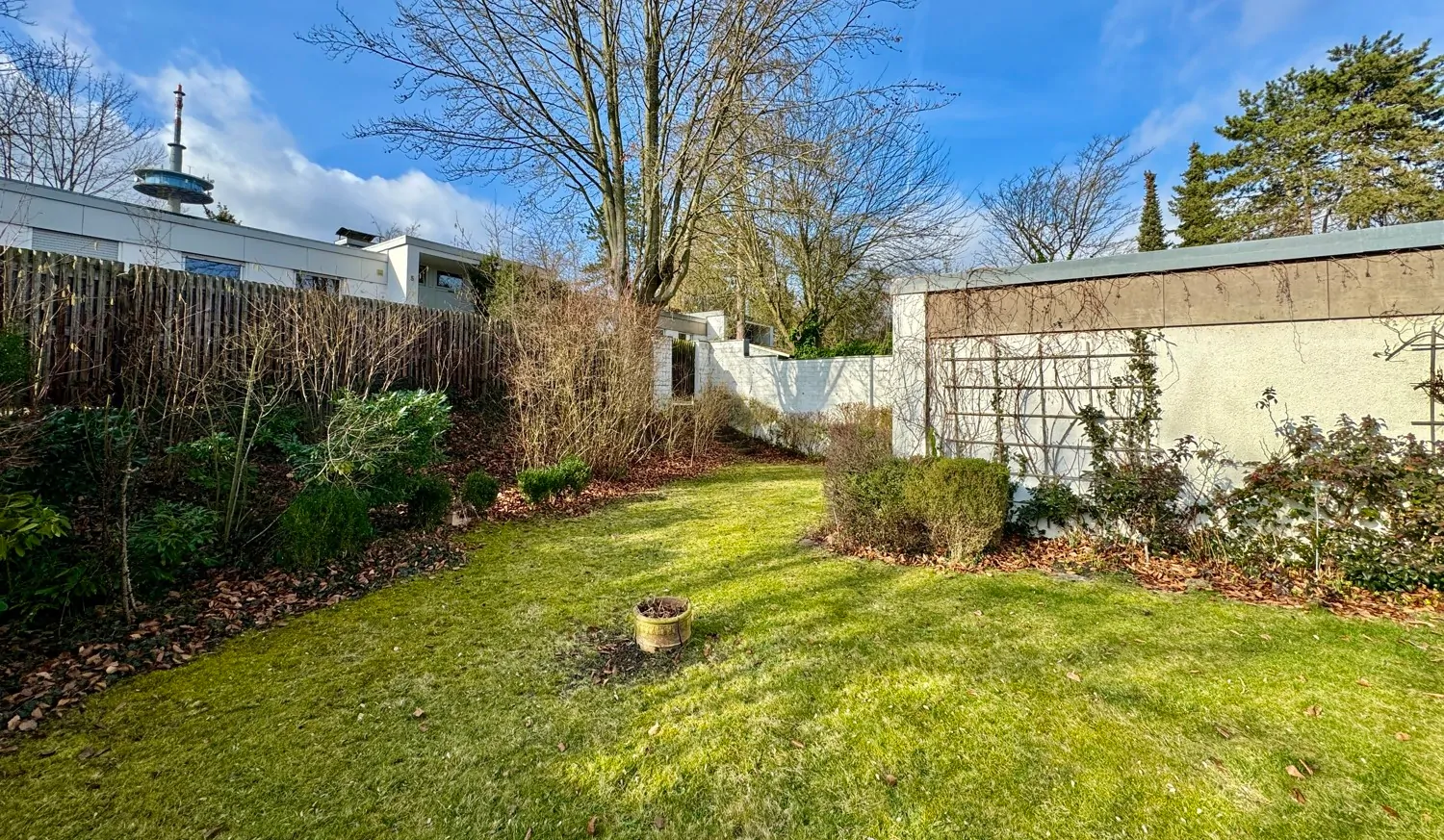 großes Gartenareal mit Baumbestand