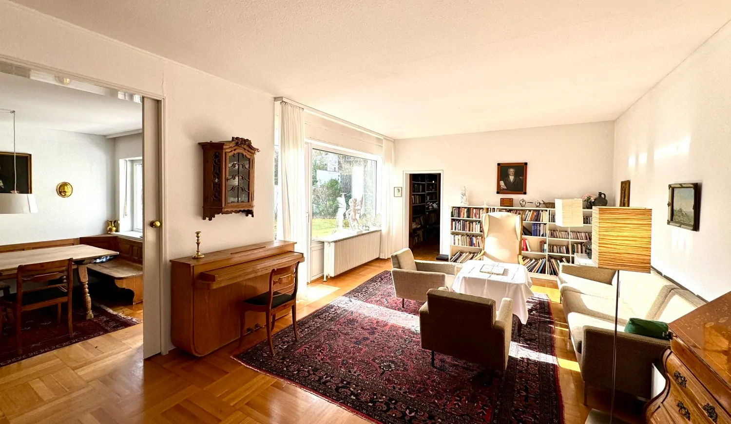 geräumiges Wohnzimmer