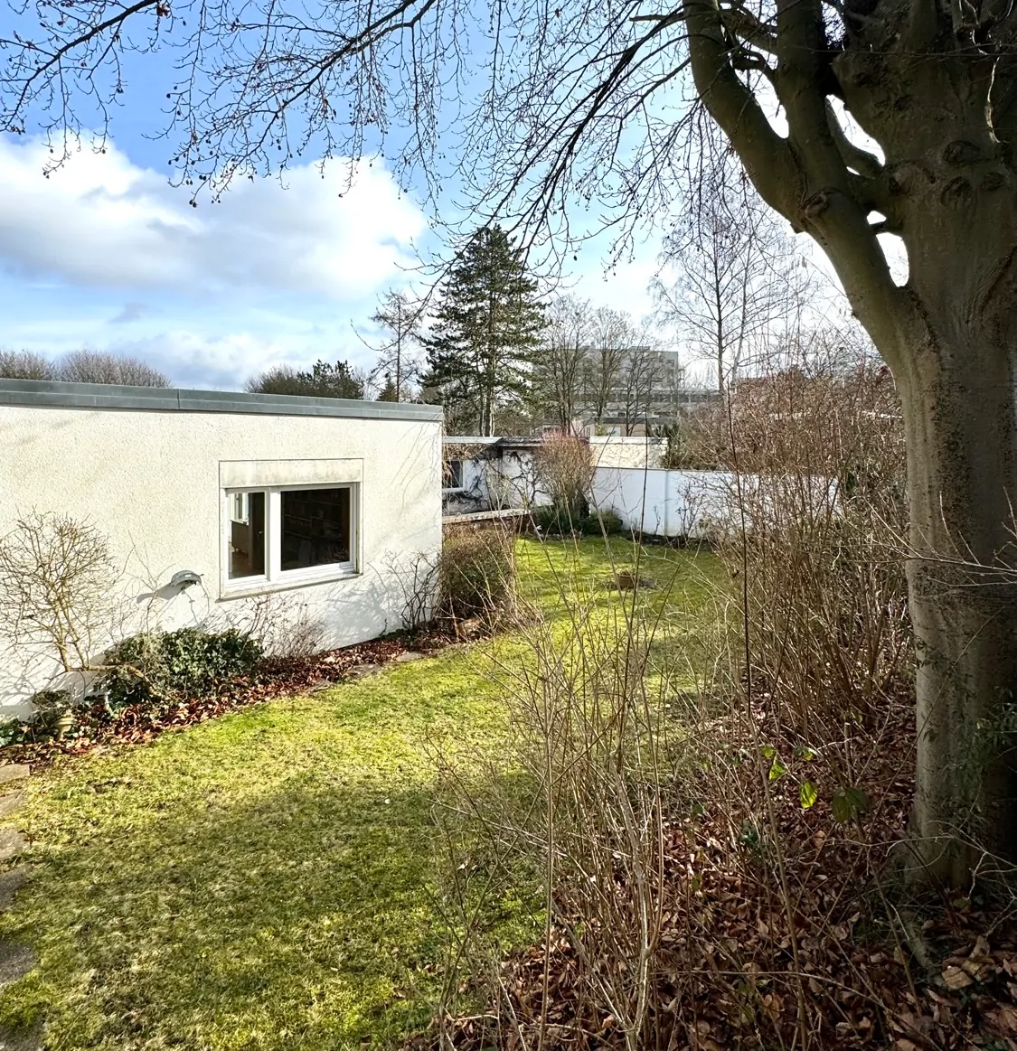 alter Baumbestand mit großem Gartenareal