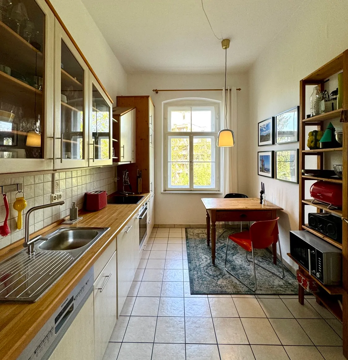 Küche mit kleinem Esstisch