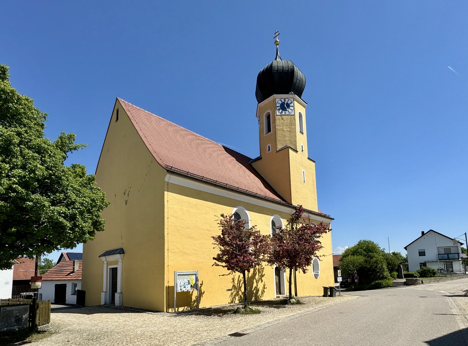 kleiner Marktplatz mit Kirche in Thumhausen