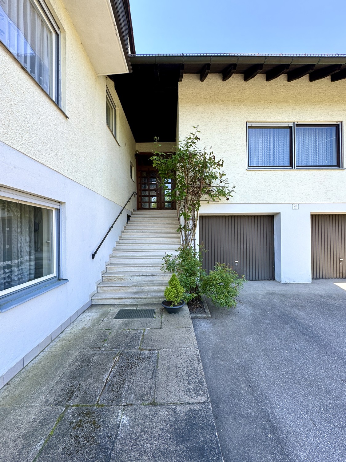 Eingangsbereich mit Treppe zur Haustüre