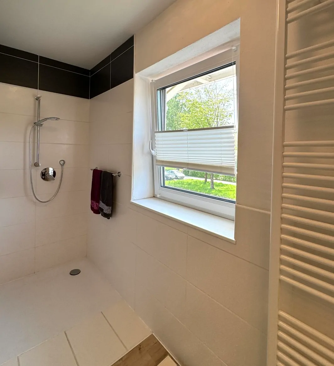 Badezimmer mit barrierefreie Dusche