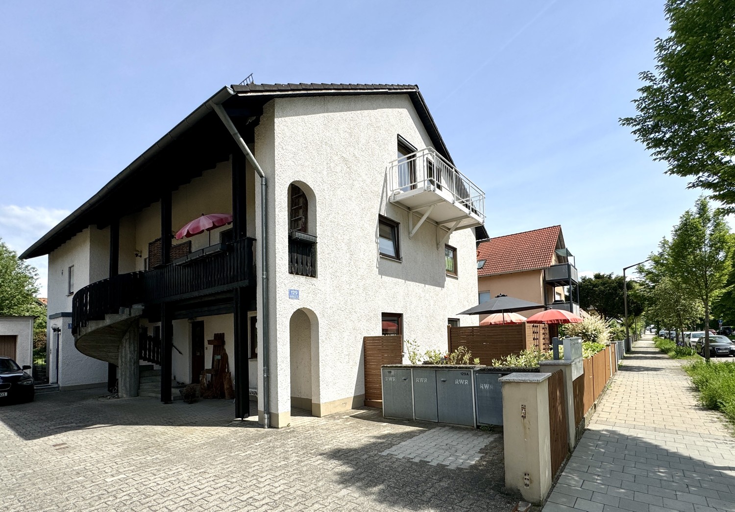 gepflegtes Mehrfamilienhaus