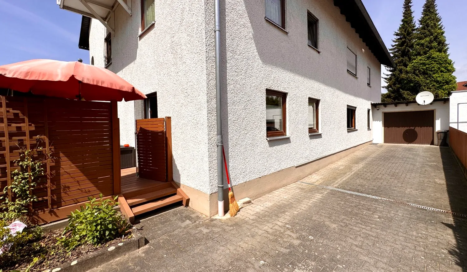 Zufahrt zu der eigenen Garage