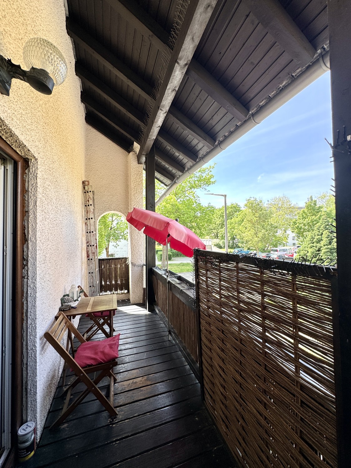 großer Balkon in Westausrichtung