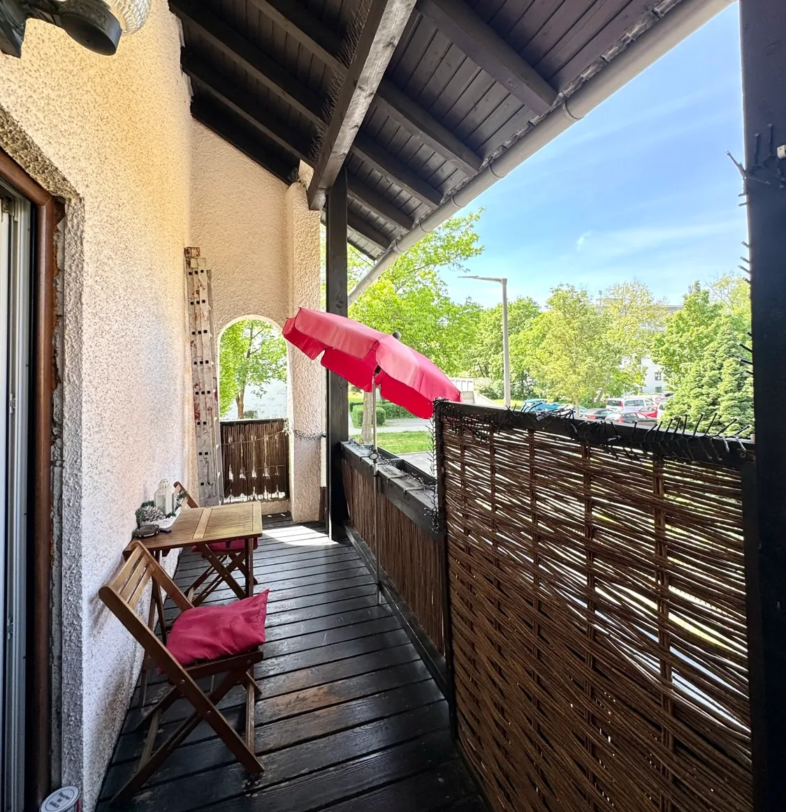 großer Balkon in Westausrichtung