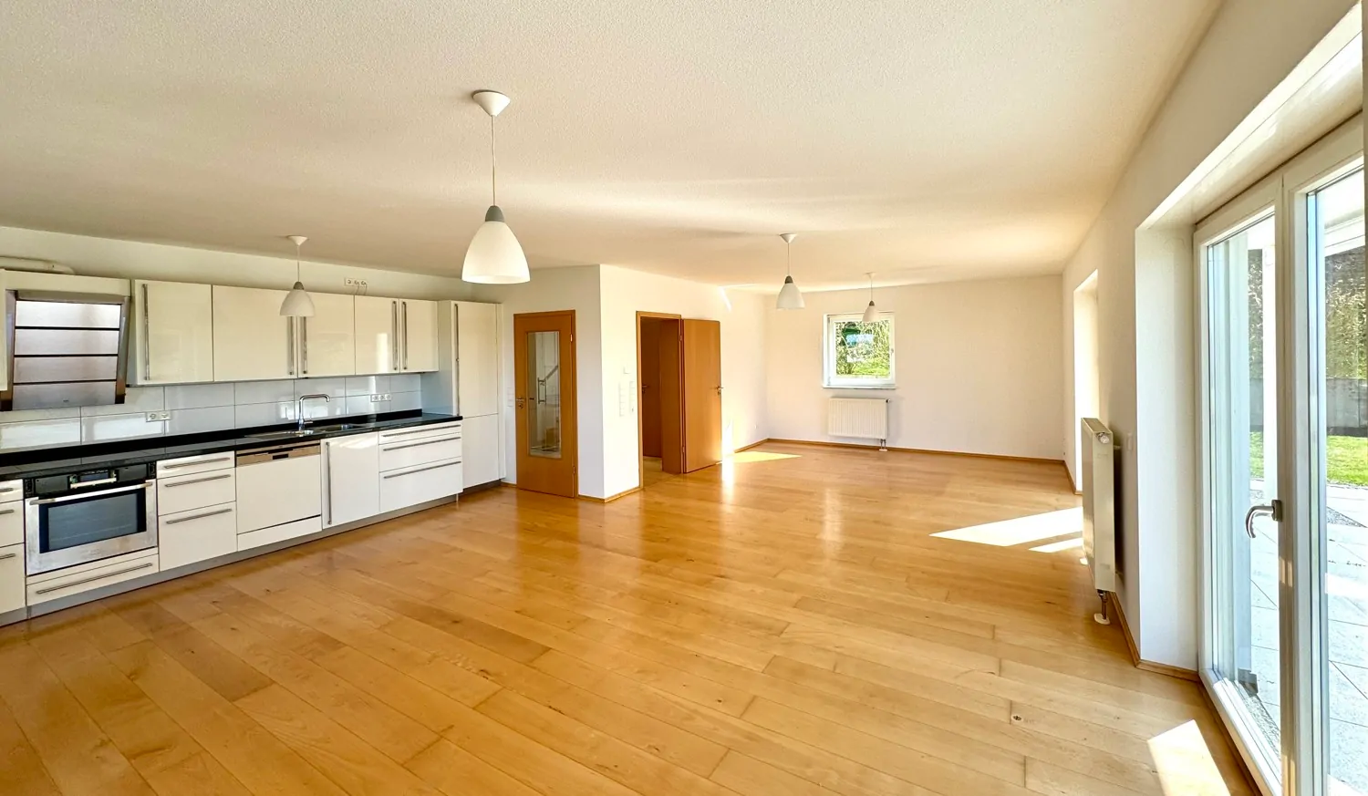 großer Wohn- und Essbereich