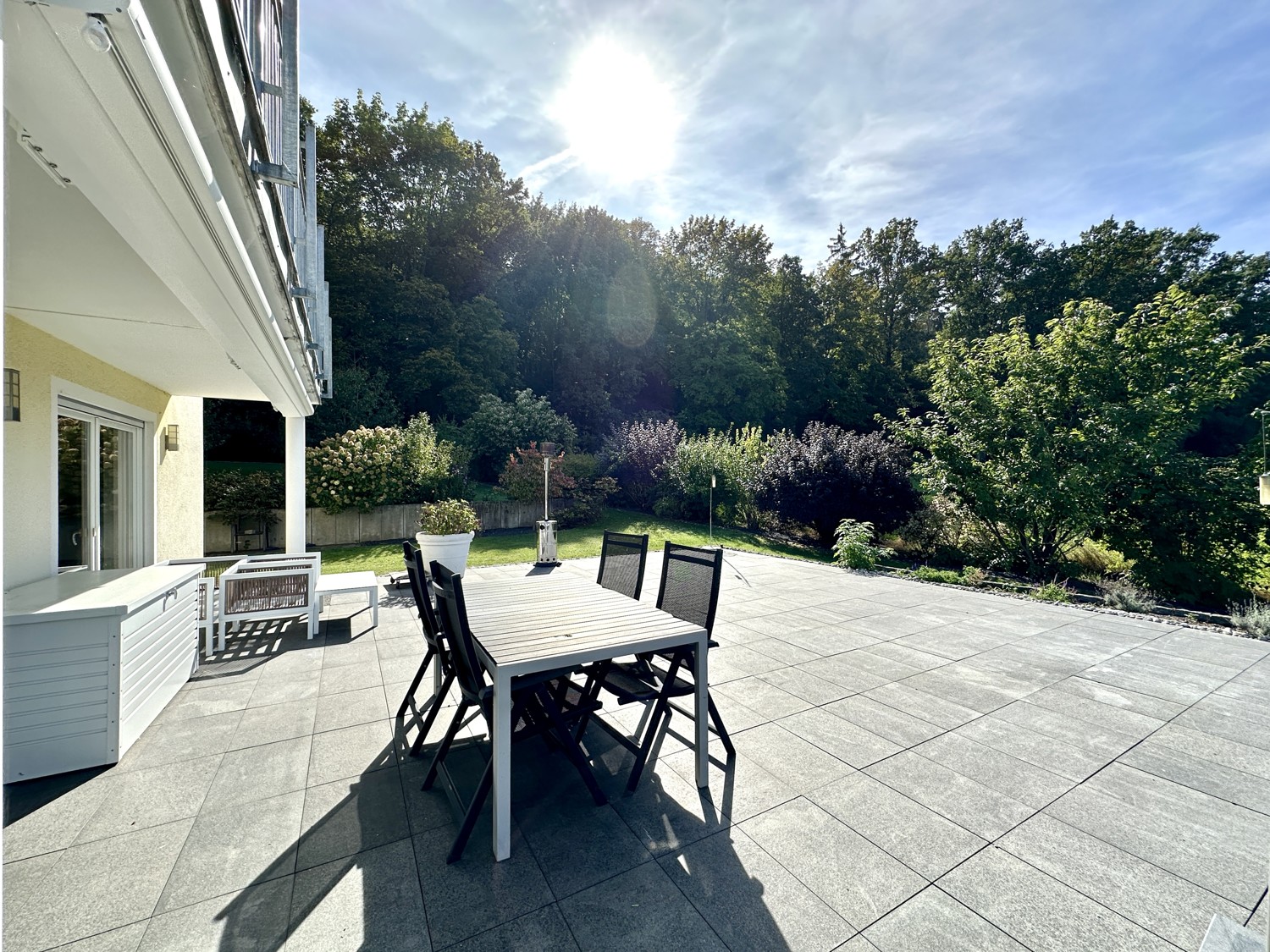 große sonnige Terrasse