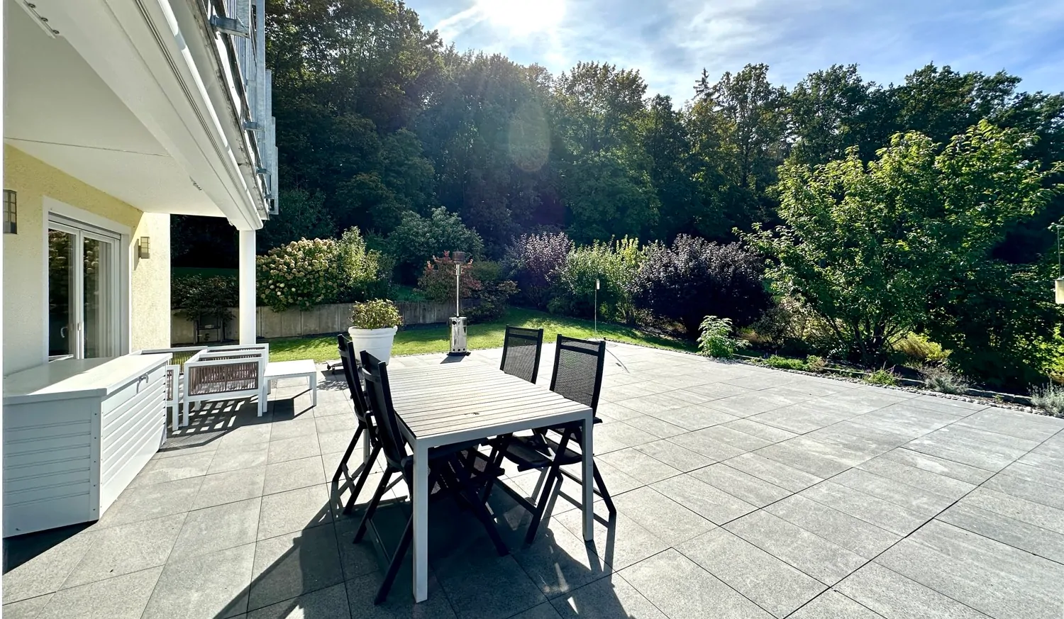 große sonnige Terrasse