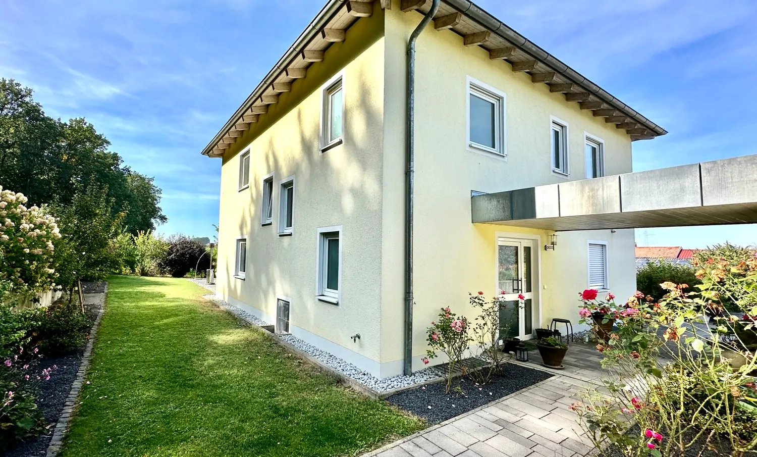 umliegender Gartenbereich