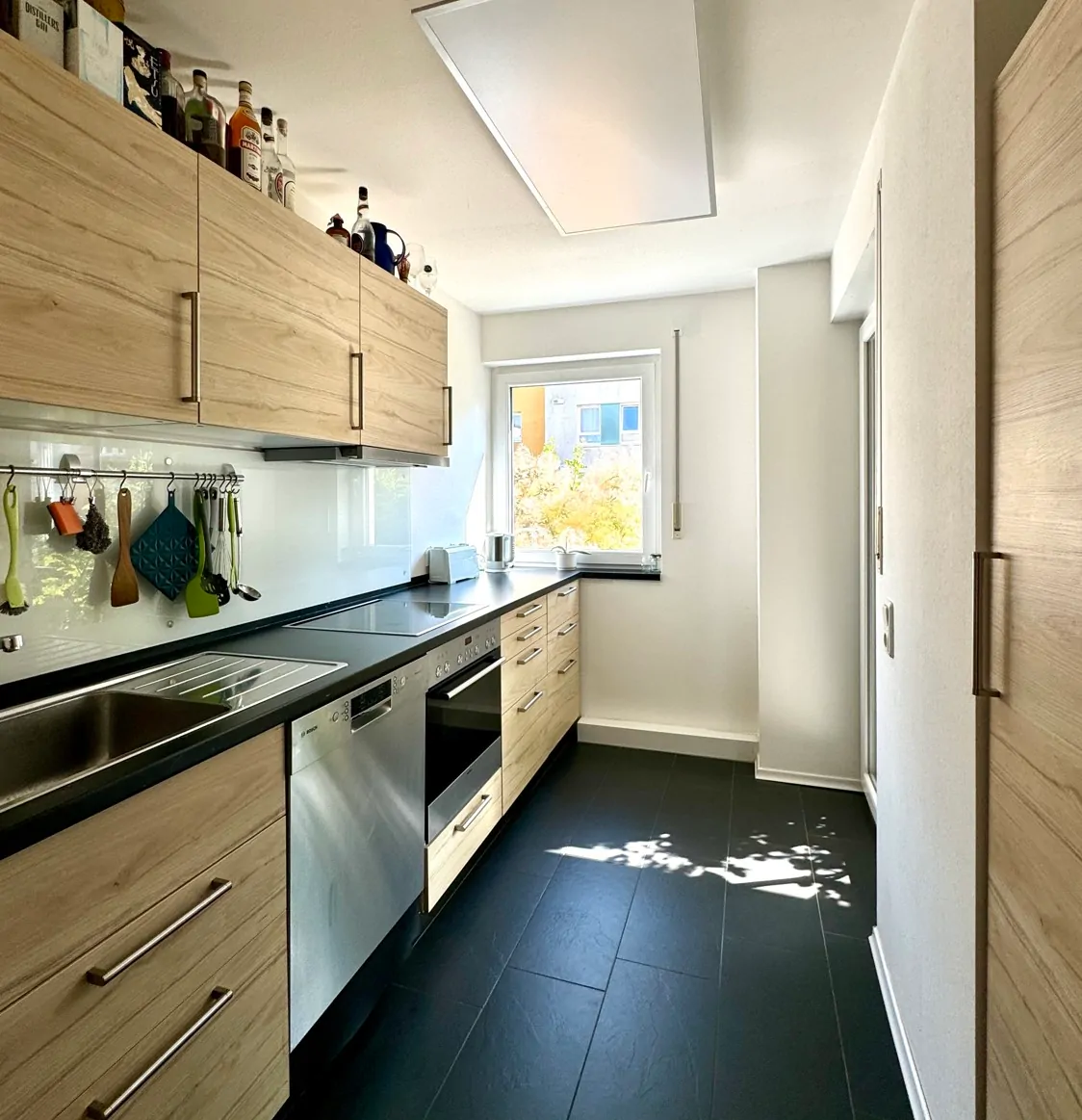 Küche mit Einbauküche