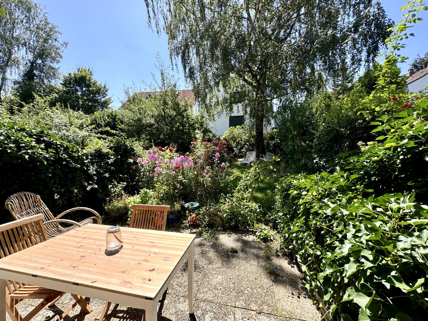 schöner Ausblick in den Garten