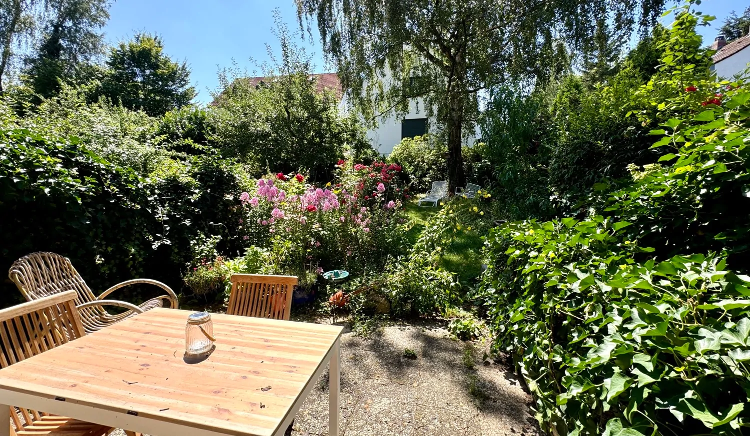 schöner Ausblick in den Garten