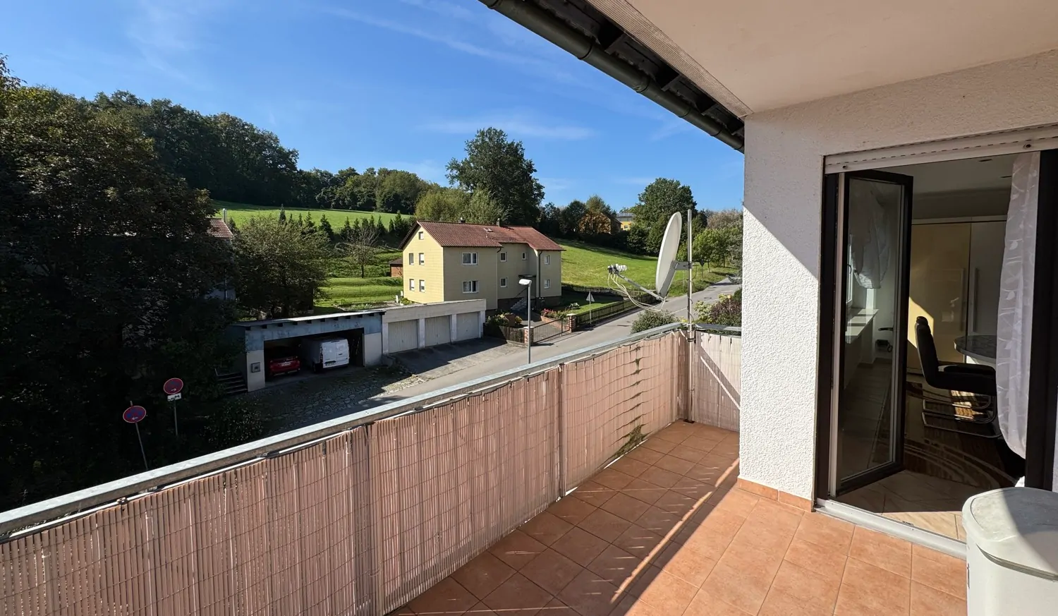 großer Balkon mit schöner Aussicht