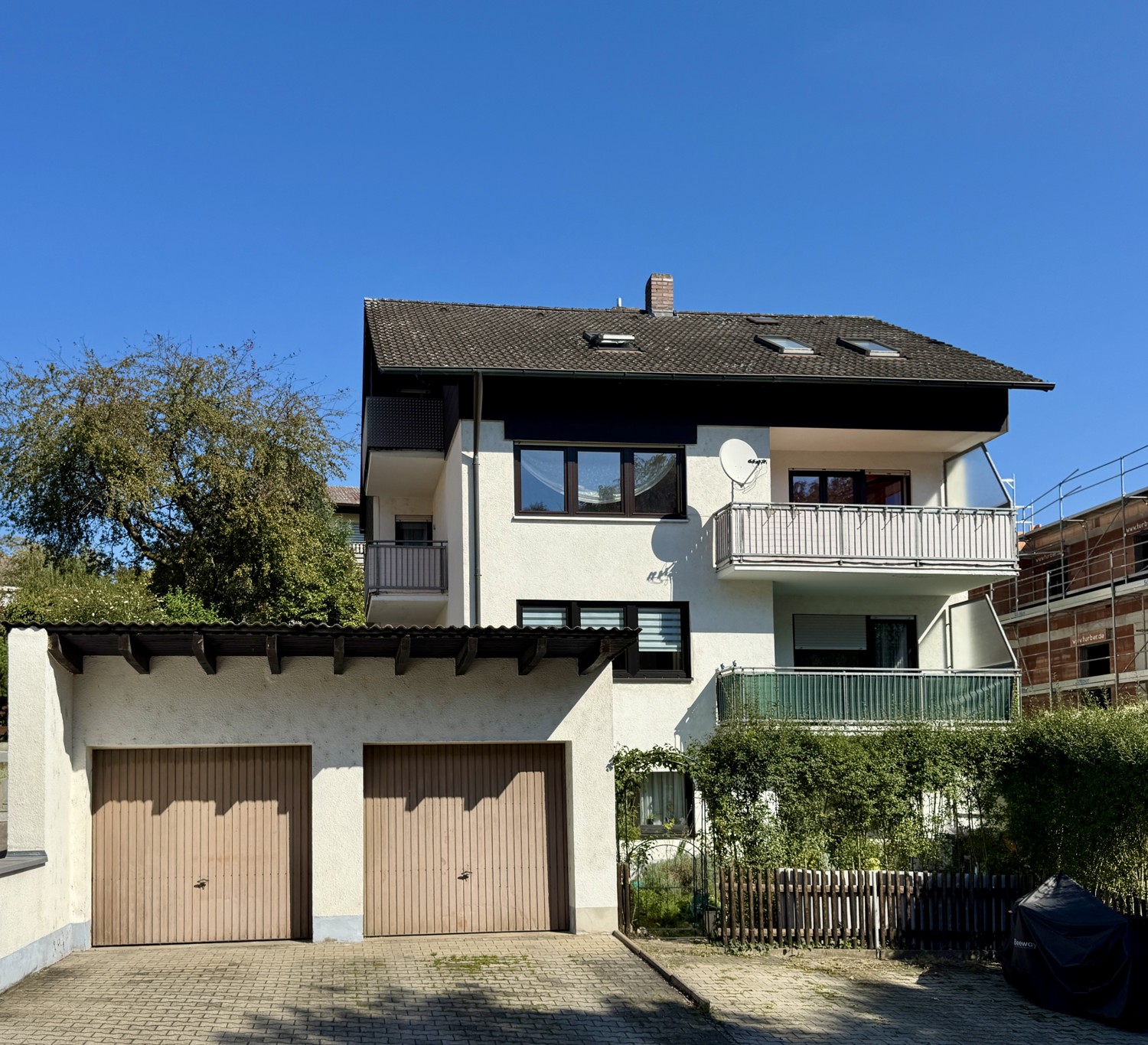 Mehrfamilienhaus mit Garage