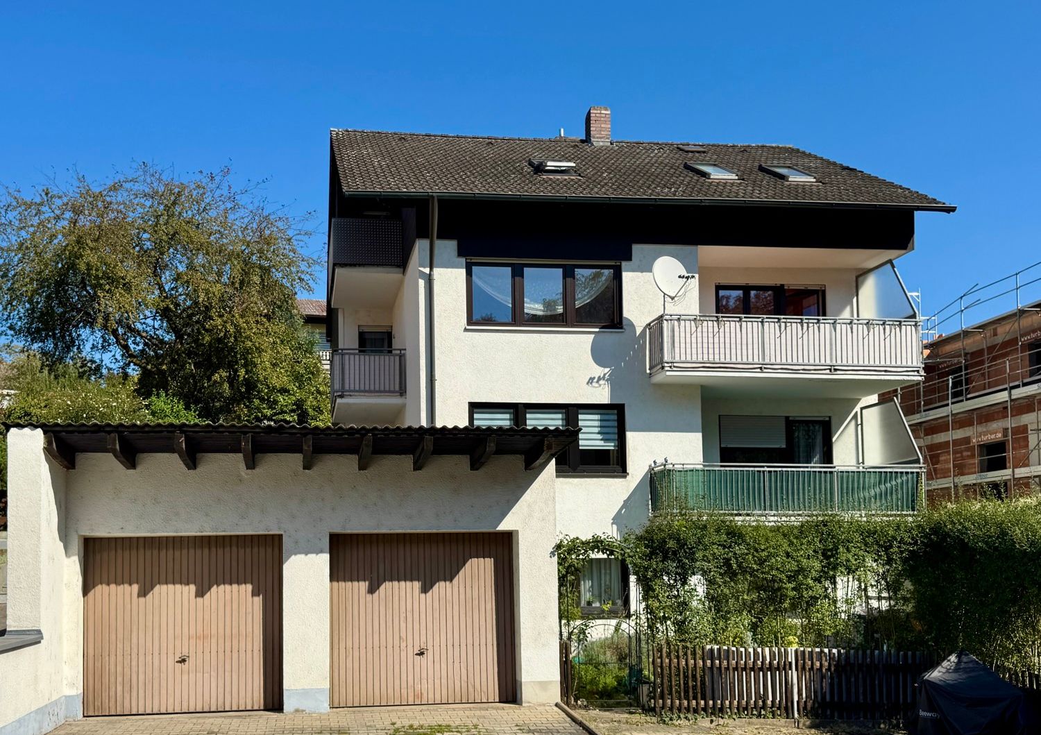 Mehrfamilienhaus mit Garage