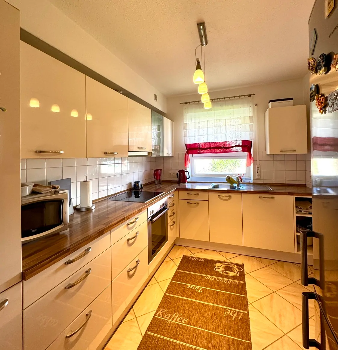 Küche mit Einbauküche