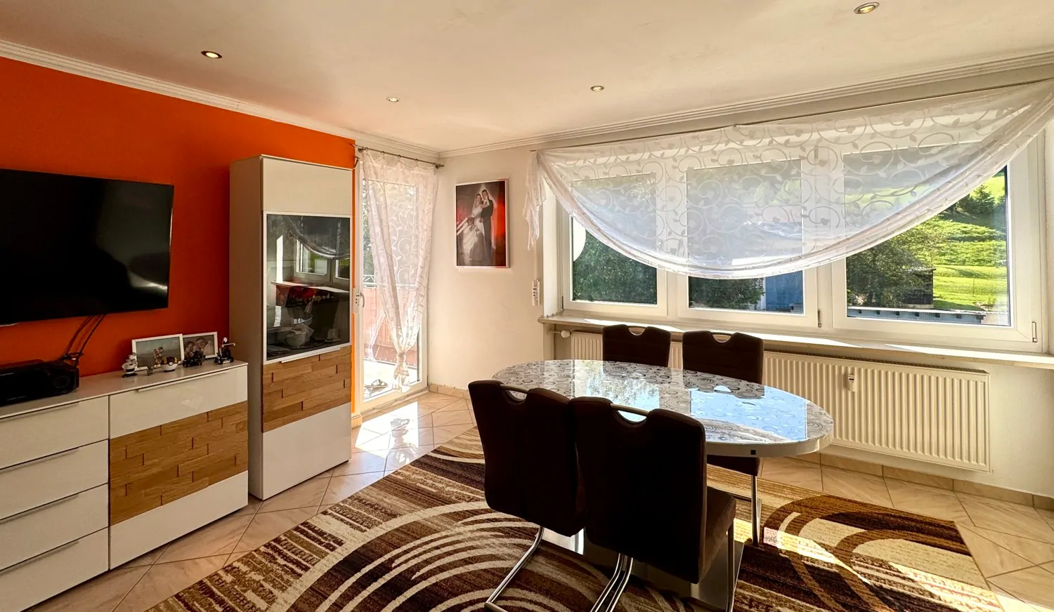 Wohnzimmer mit Essbereich