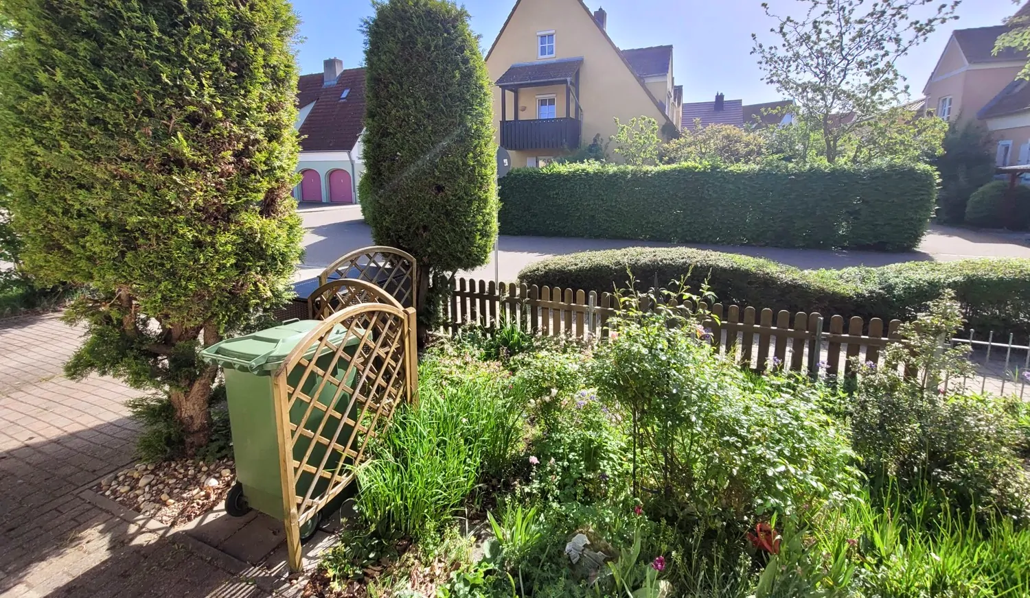 schmucker kleiner Vorgarten