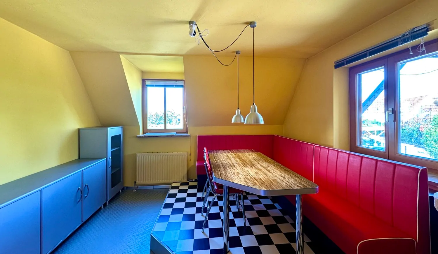 geräumiges  Esszimmer