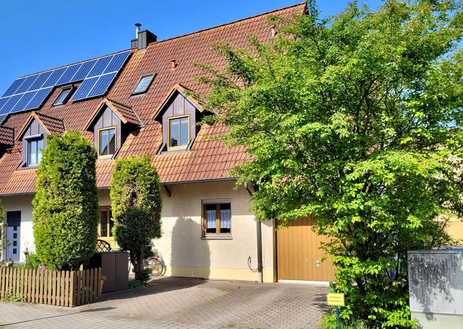 Stellplatz und Garage