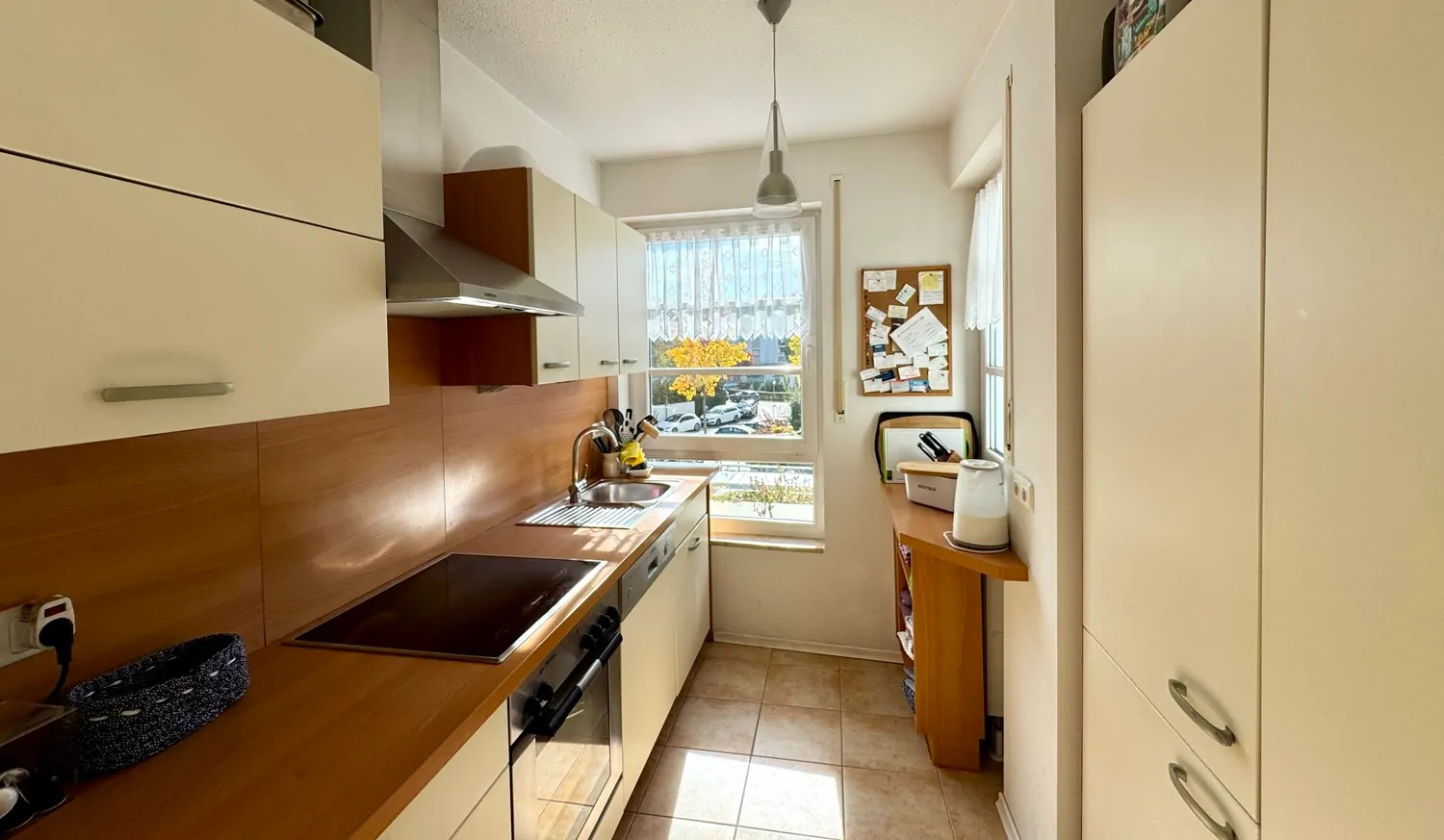 Küche mit Einbauküche