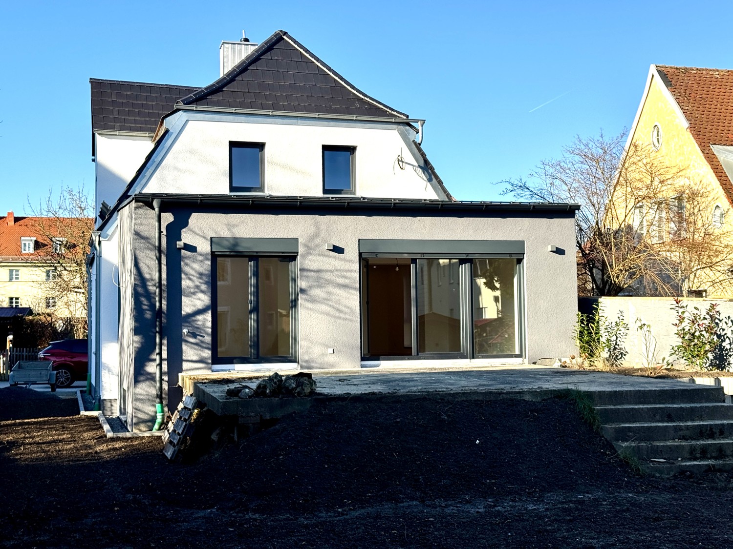 große Terrasse mit Zugang zu dem Garten